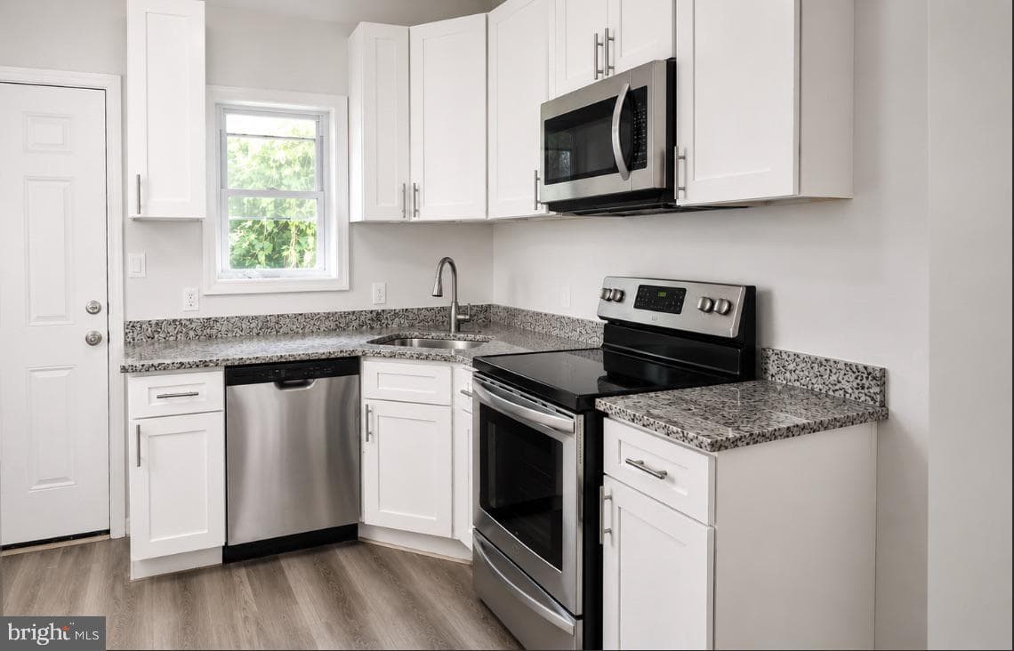 2515 N Douglas Street photo 4