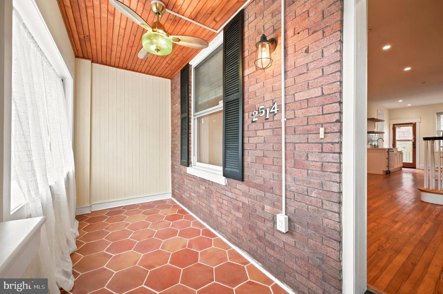 2514 E Oakdale Street photo 3