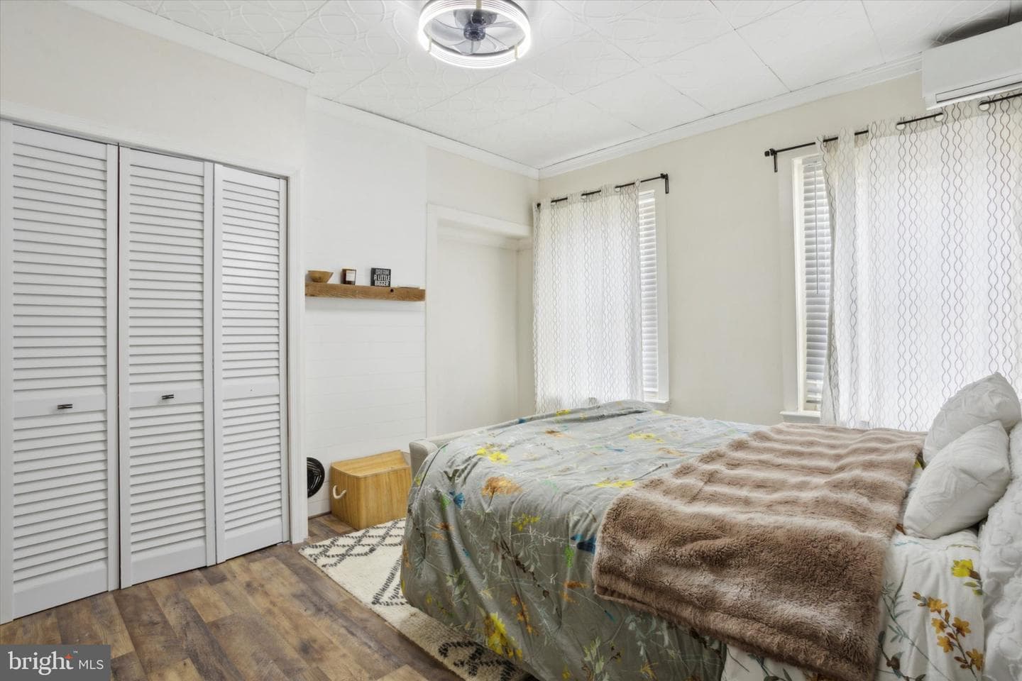 2046 Sigel St photo 24