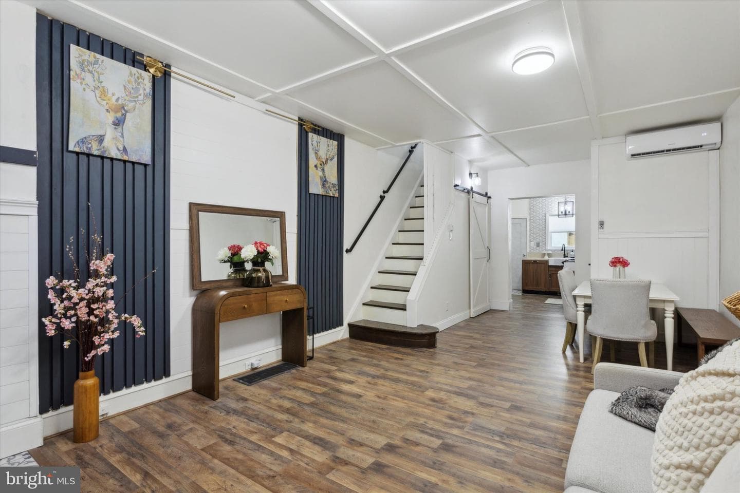 2046 Sigel St photo 3