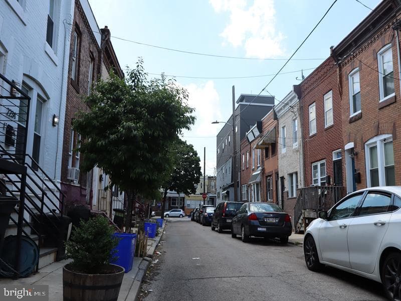 2226 Sigel St photo 4
