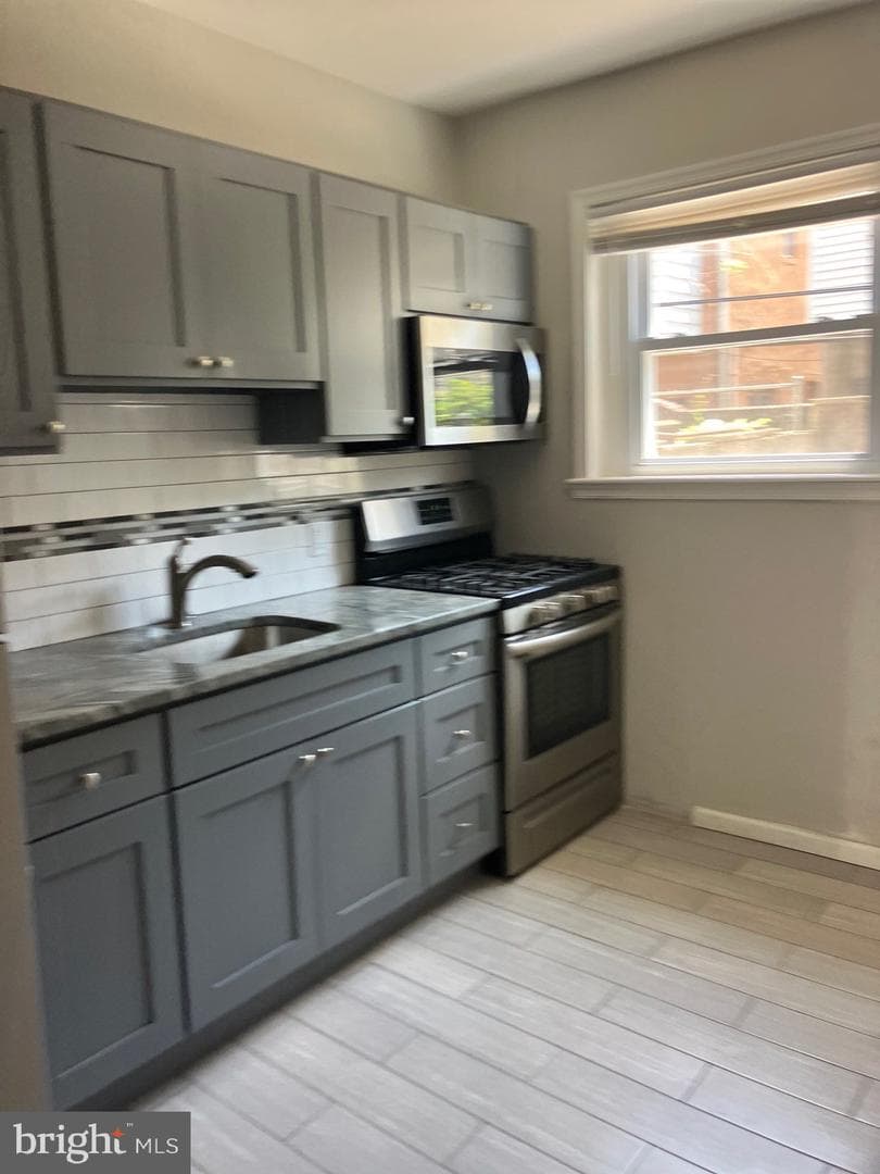 2226 Sigel St photo 8