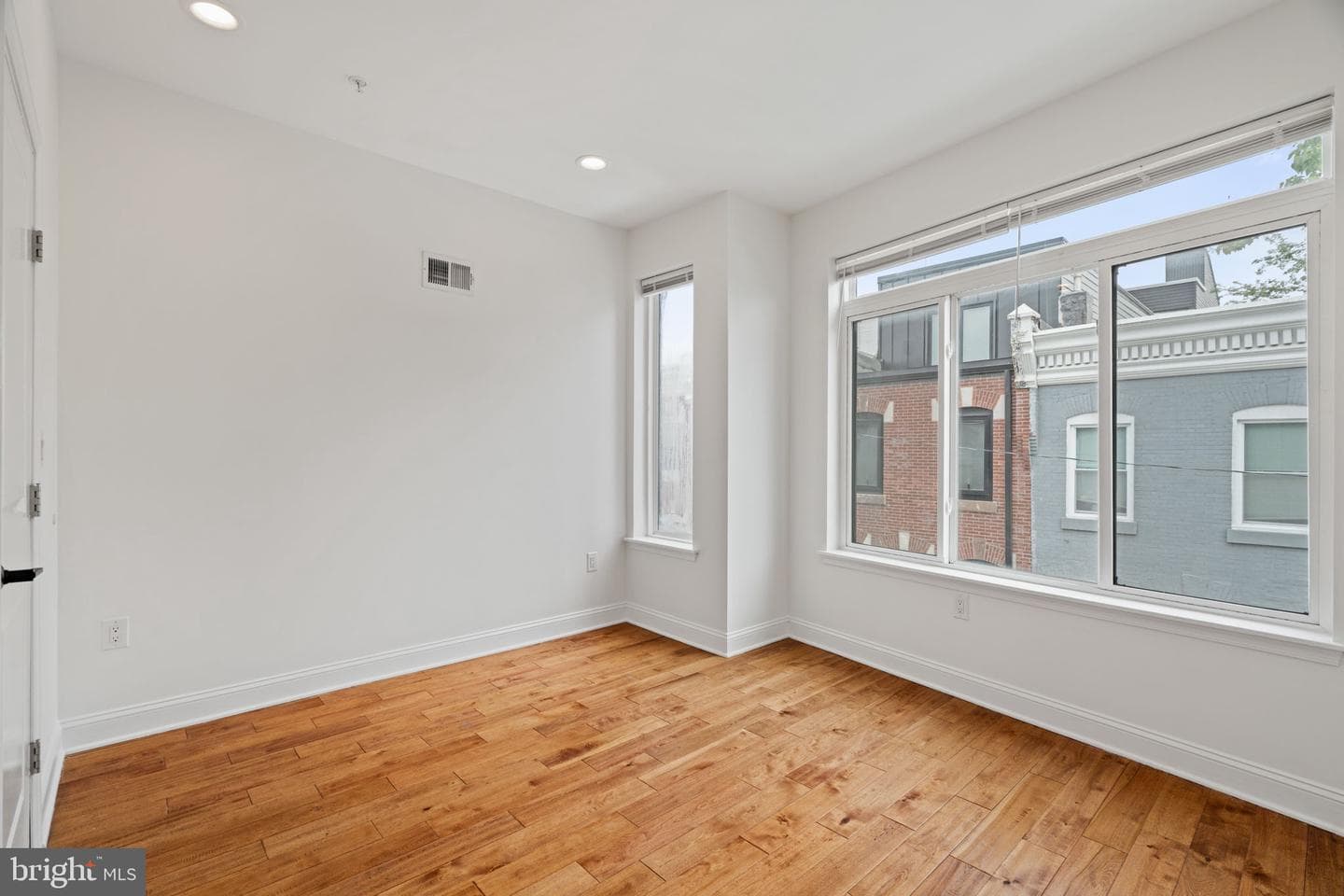 1450 N Dover Street photo 26