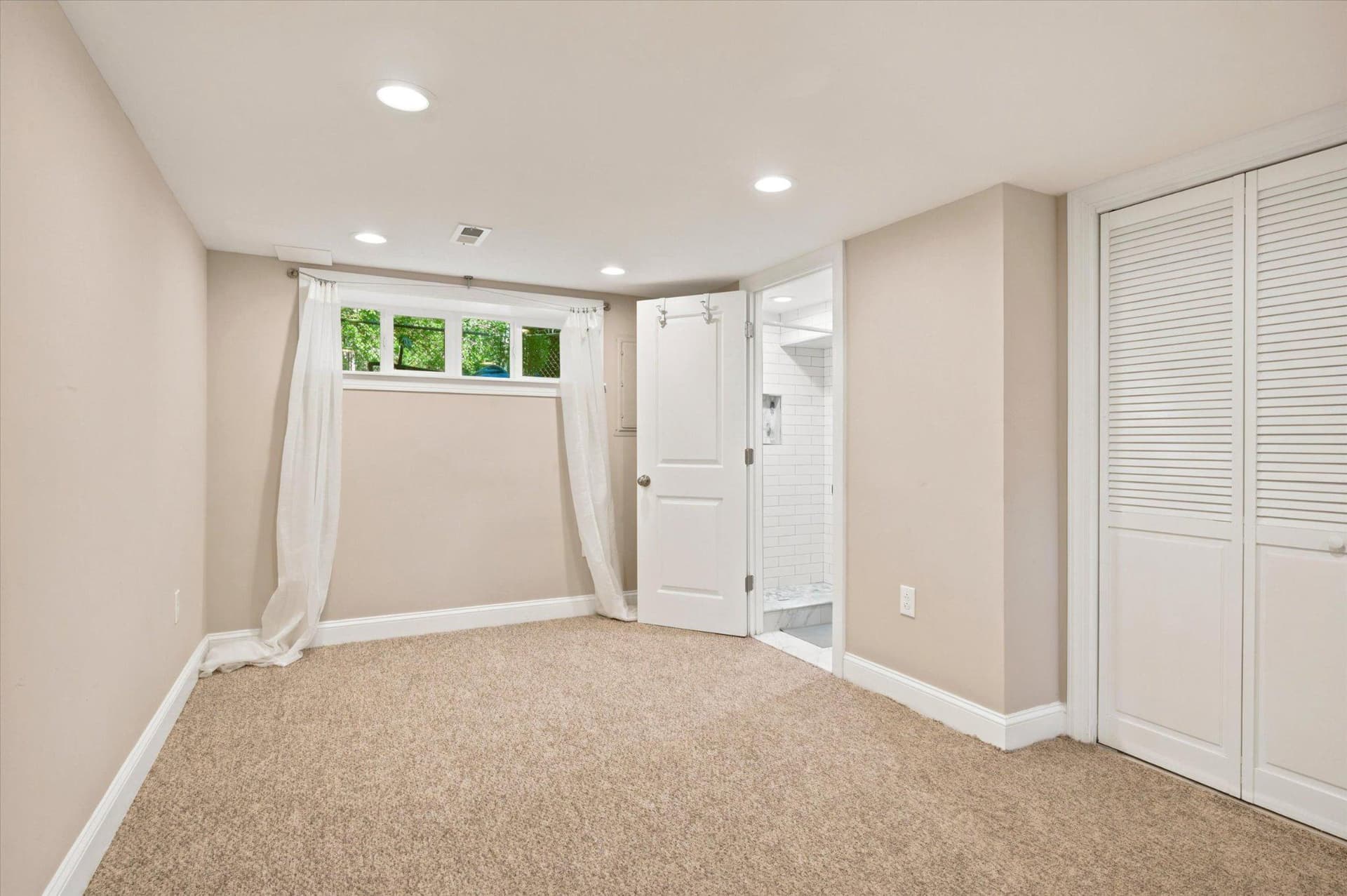 333 E Pleasant photo 14