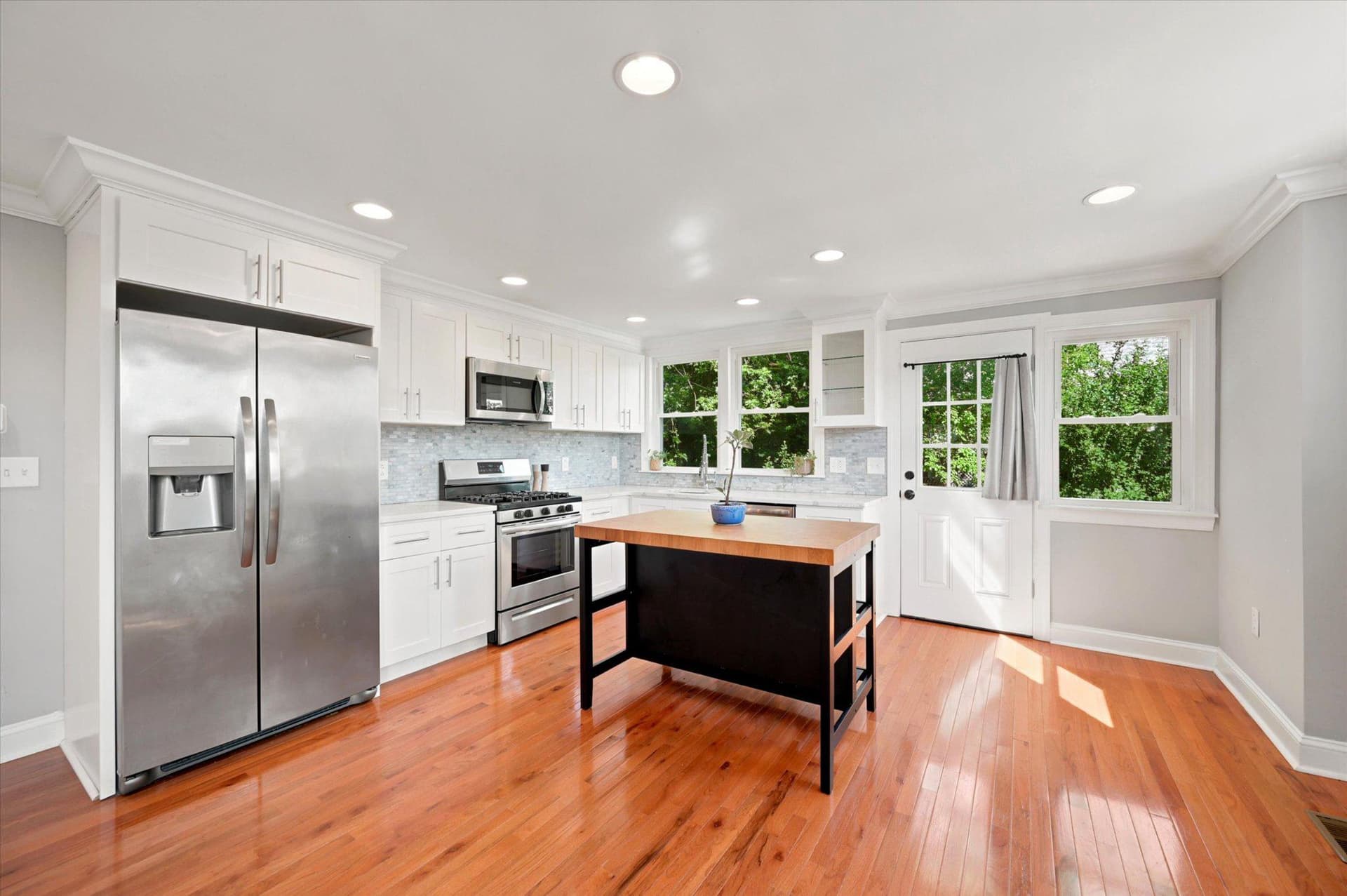 333 E Pleasant photo 3