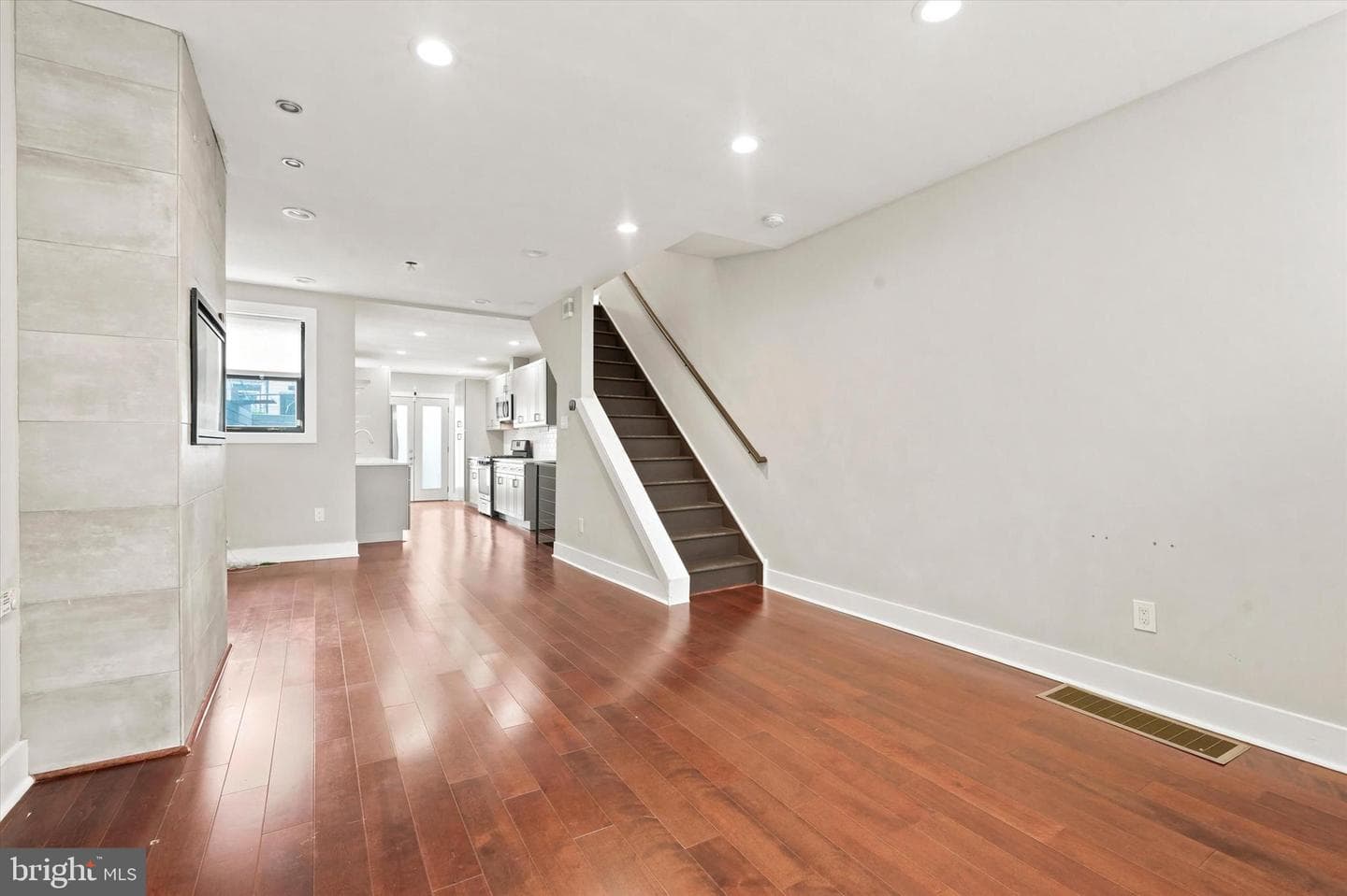 1321 N Dover St photo 4