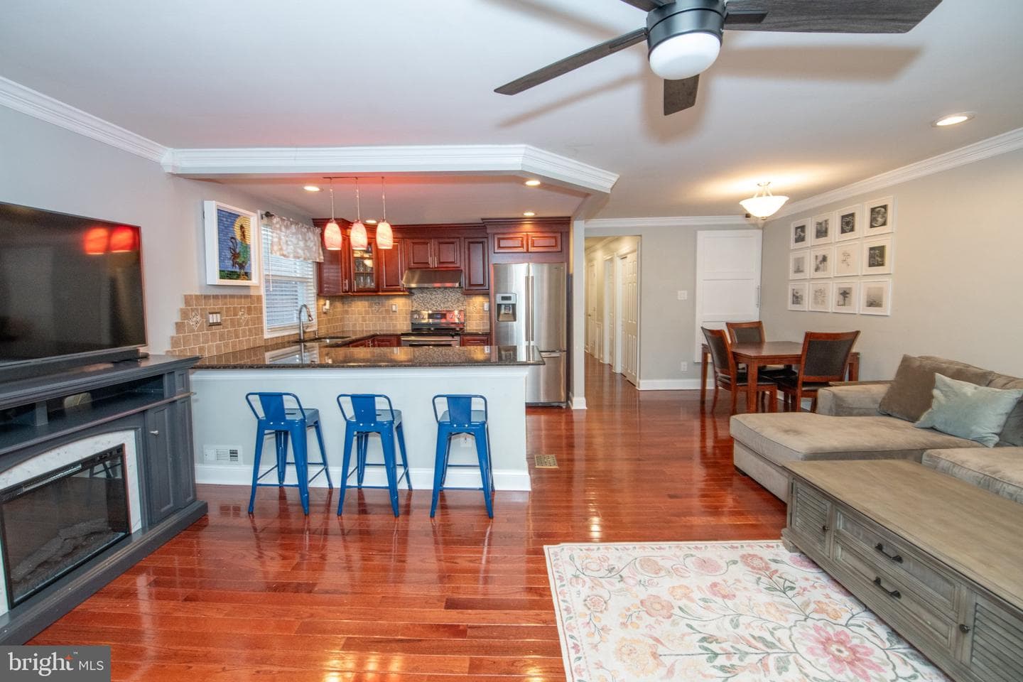 8734 Frontenac Street photo 4