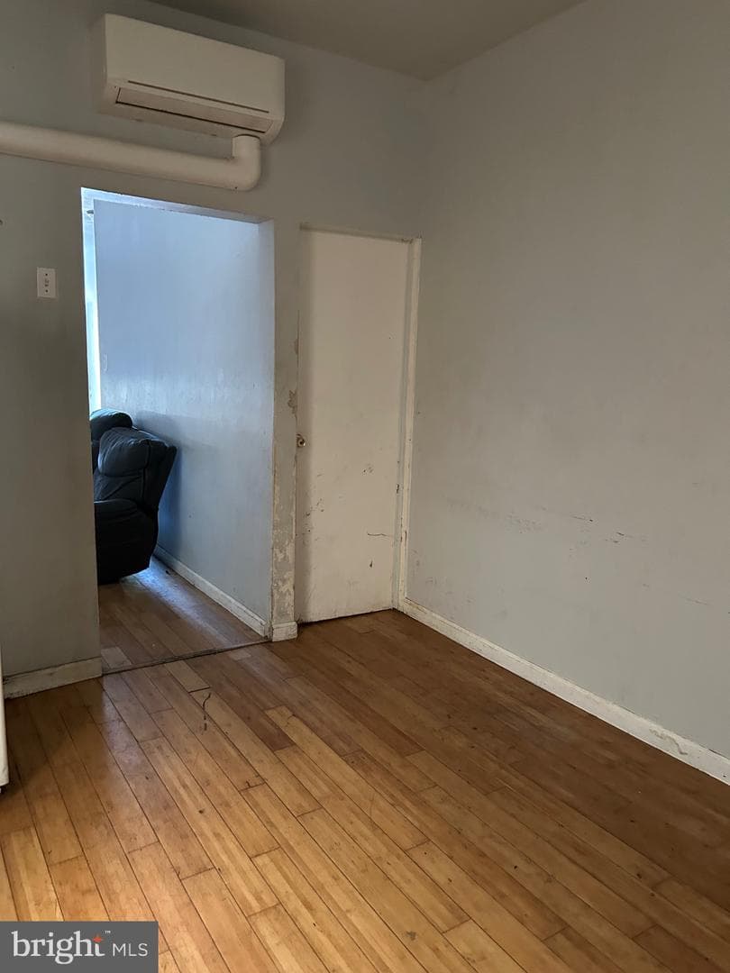 1850 E Madison Street photo 12