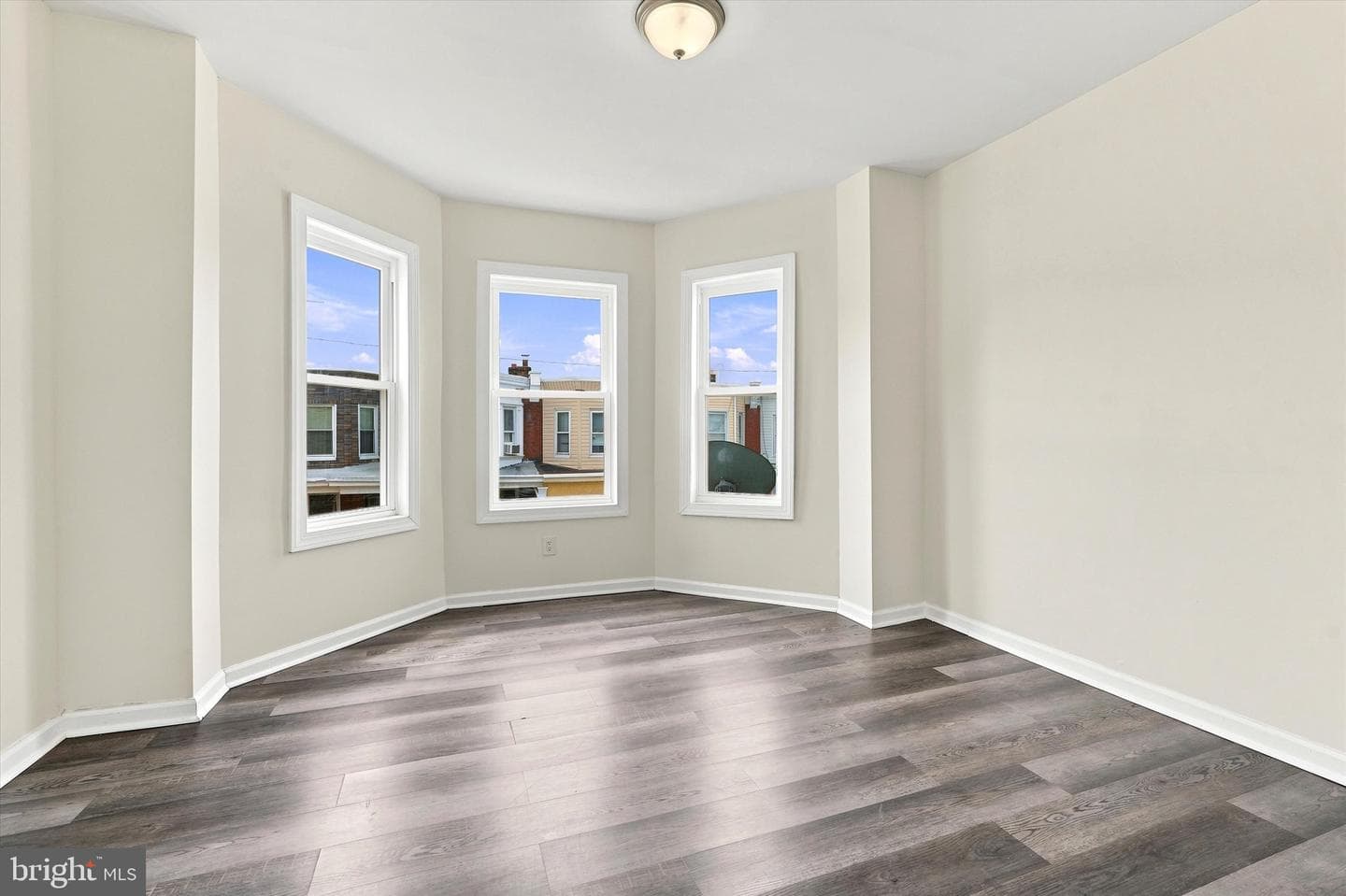 231 W Sheldon Street photo 20