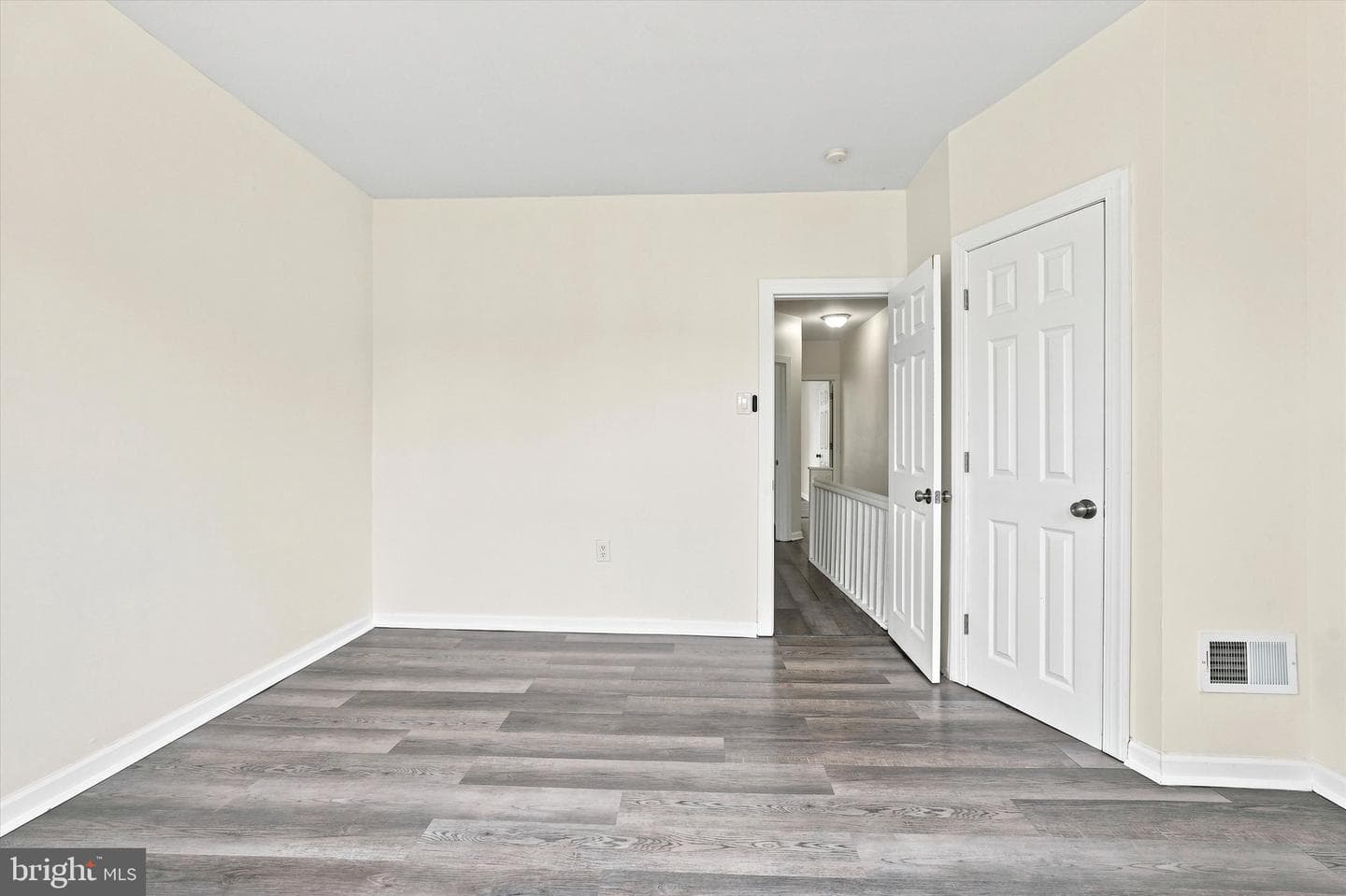 231 W Sheldon Street photo 23