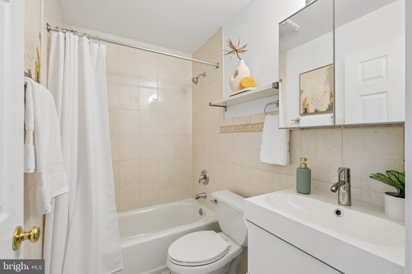 2062 Saint Albans Street photo 27