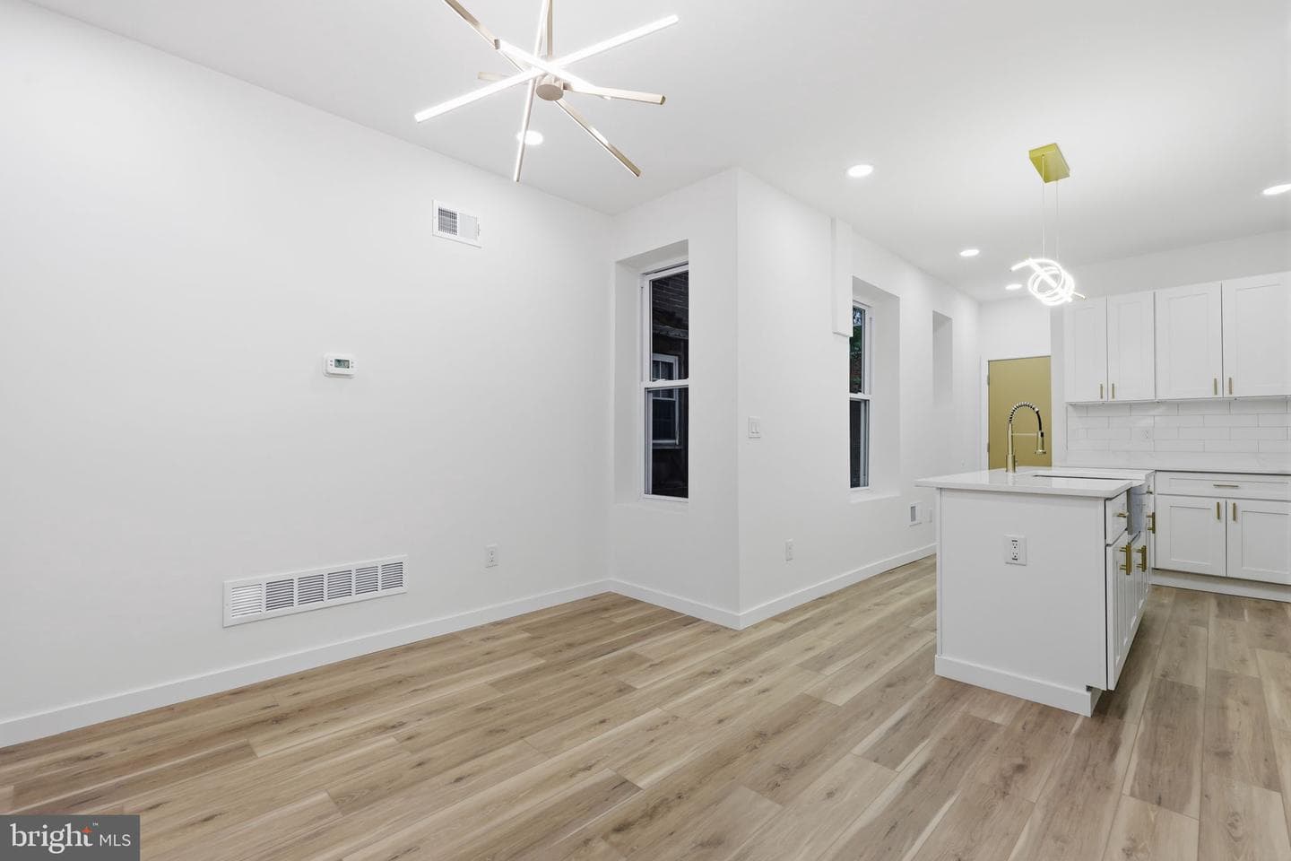 1322 S Lindenwood Street photo 10