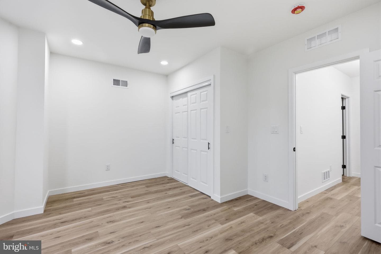 1322 S Lindenwood Street photo 17