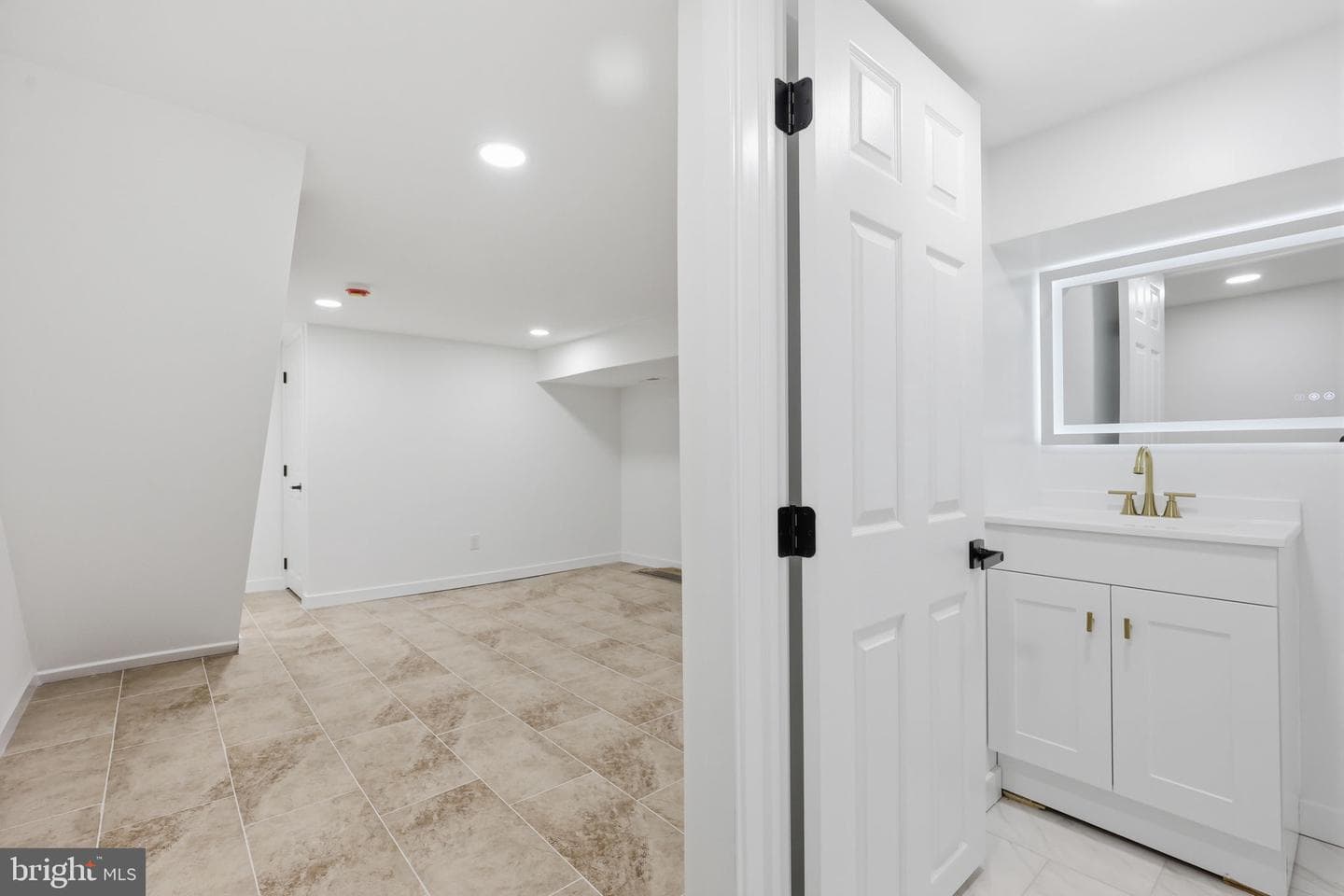 1322 S Lindenwood Street photo 31