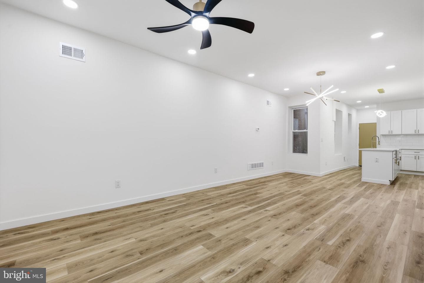 1322 S Lindenwood Street photo 5