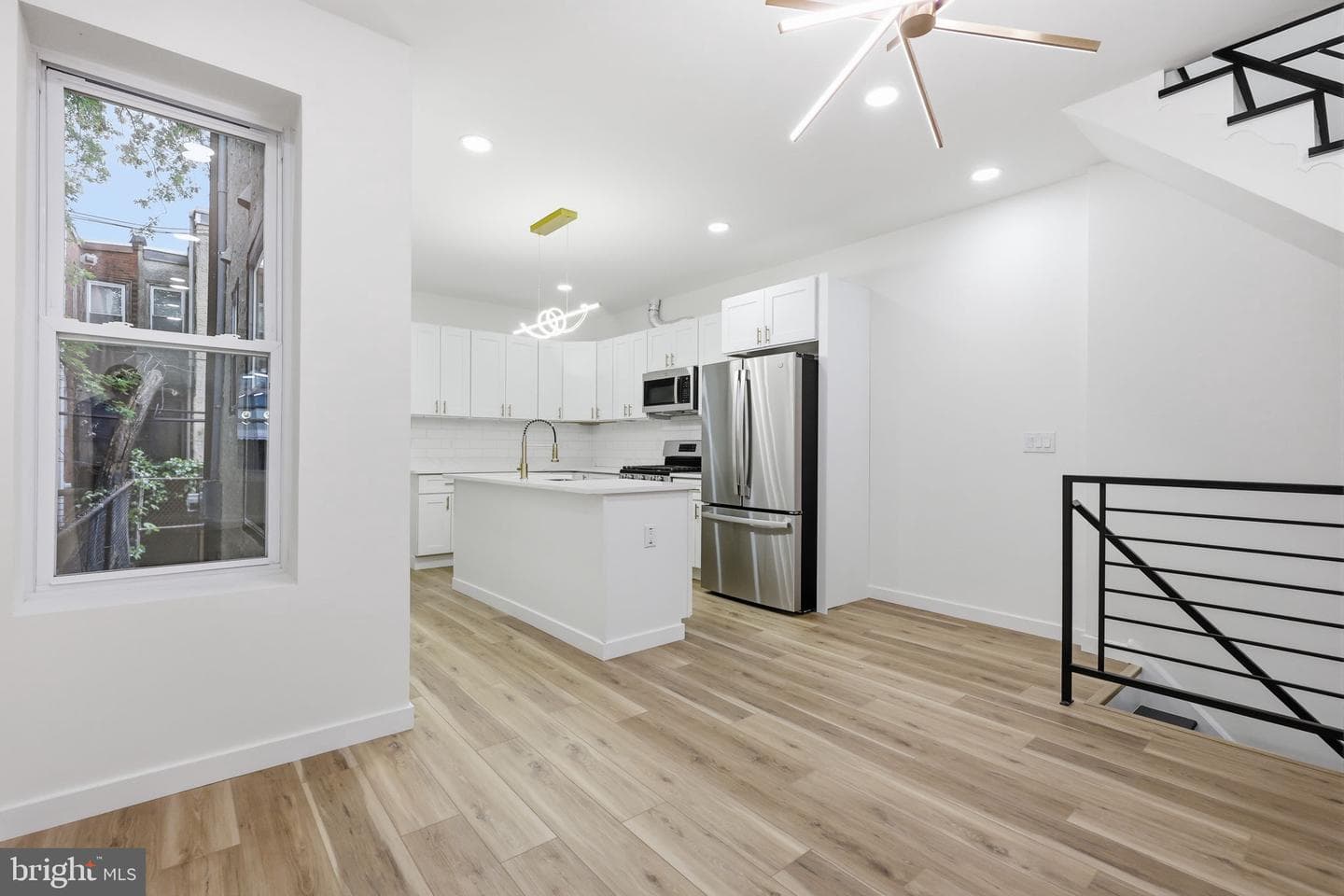 1322 S Lindenwood Street photo 8