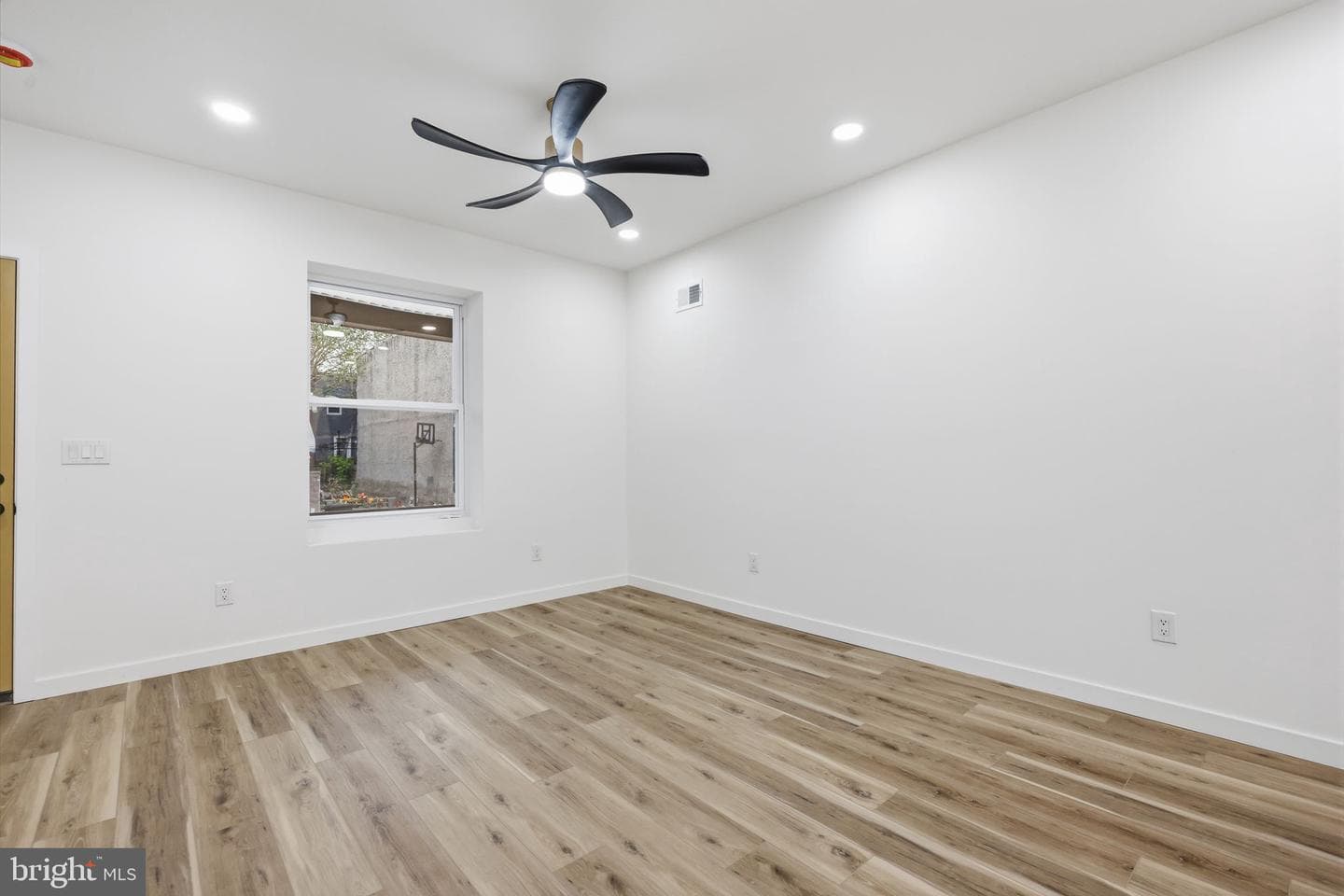 1322 S Lindenwood Street photo 9