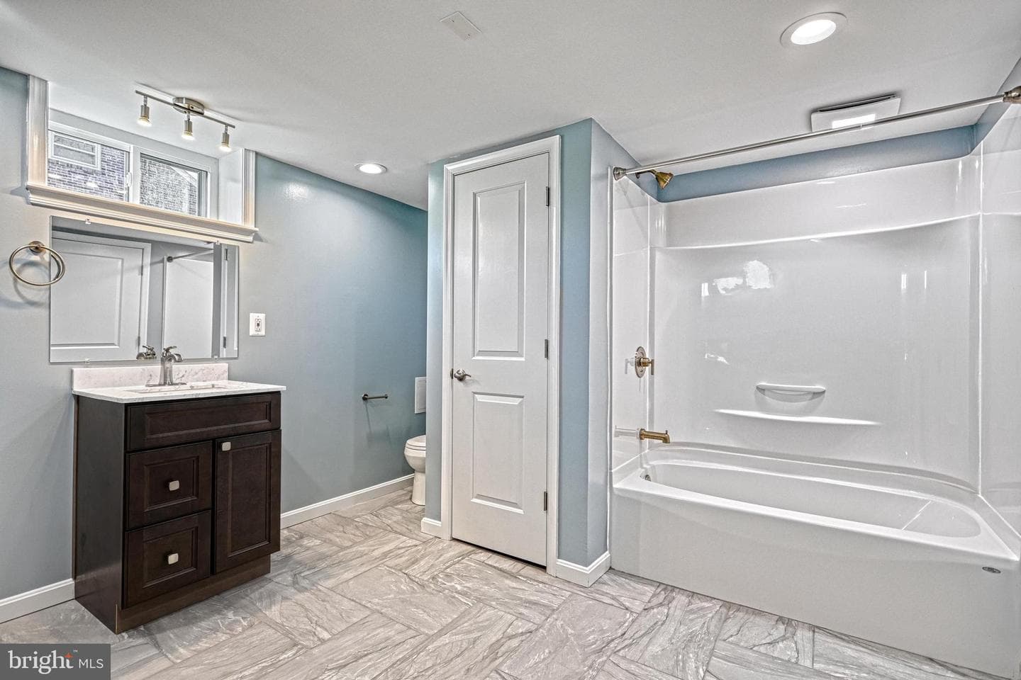 17 Charles Avenue photo 33
