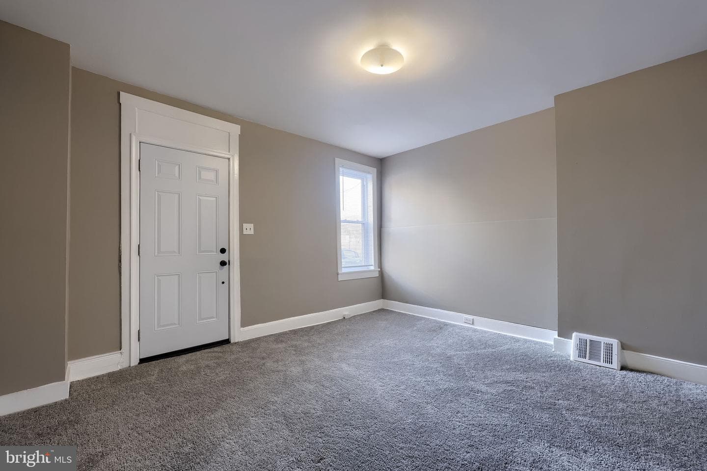 372 E Philadelphia Street photo 10