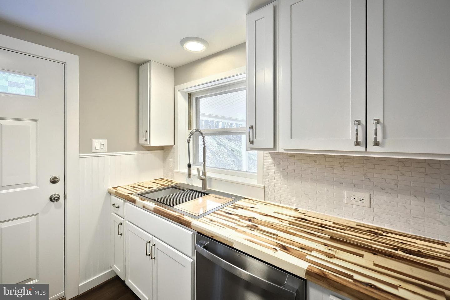 905 Chambers Road photo 36