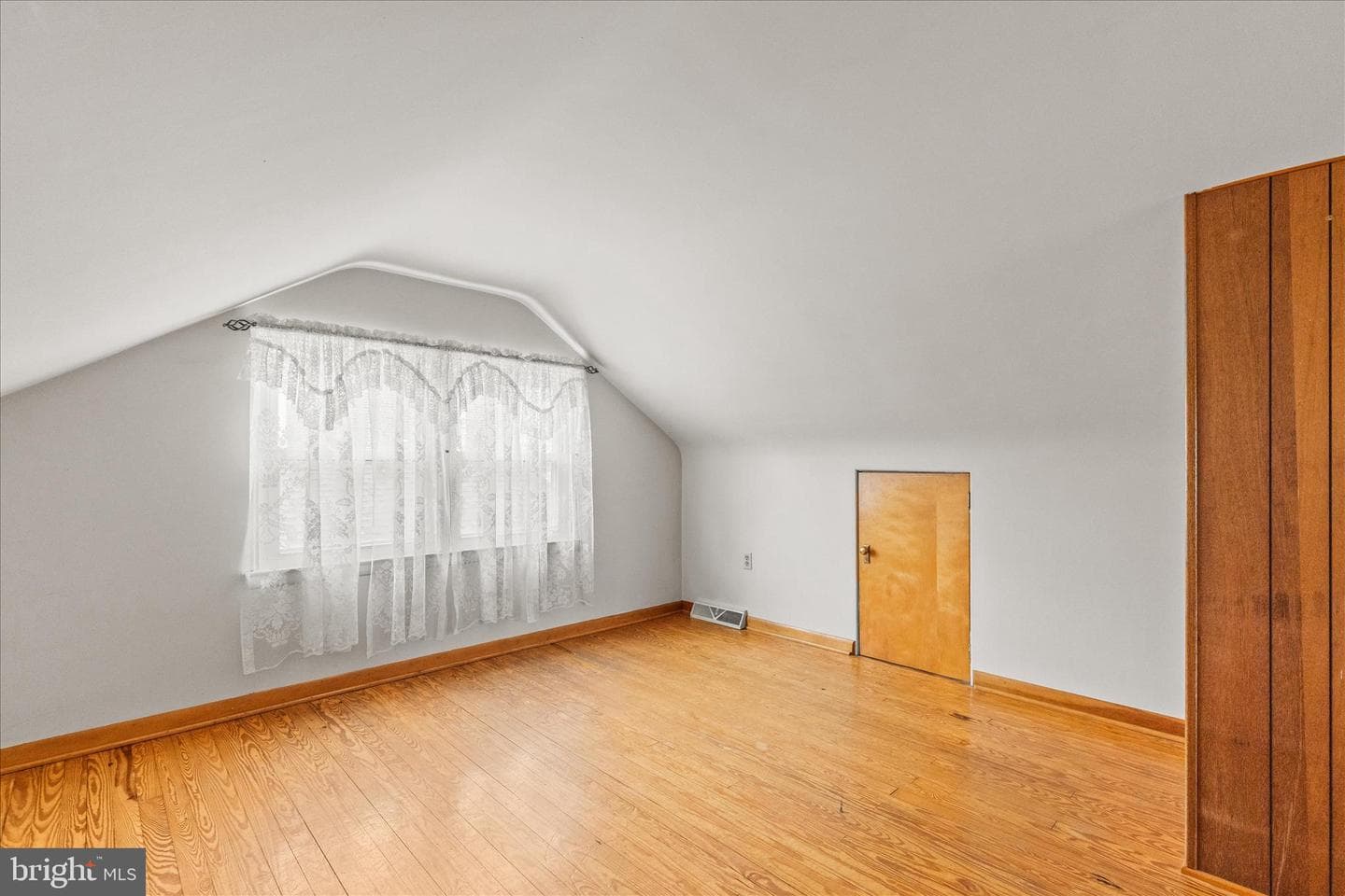 566 Baer Avenue photo 15