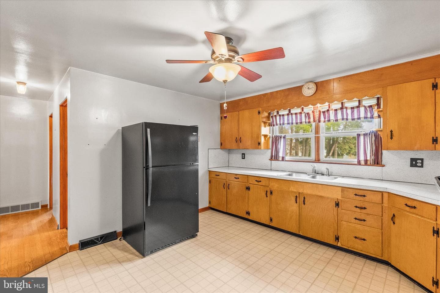 566 Baer Avenue photo 5