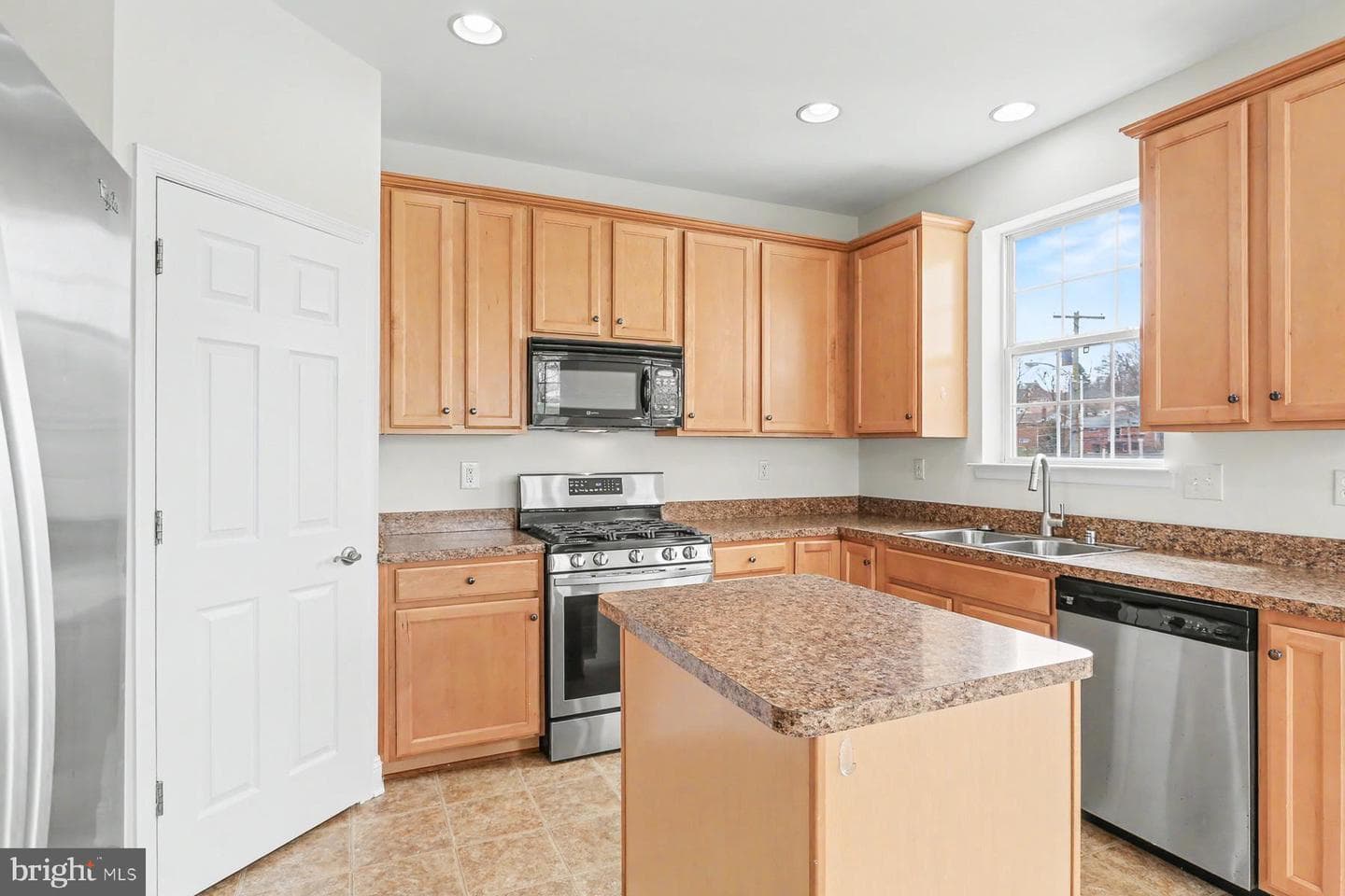 353 W Chestnut Street #16 photo 16