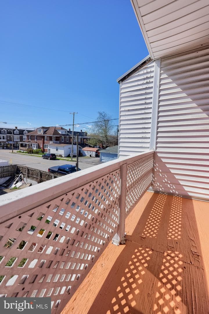 702 York Street photo 25