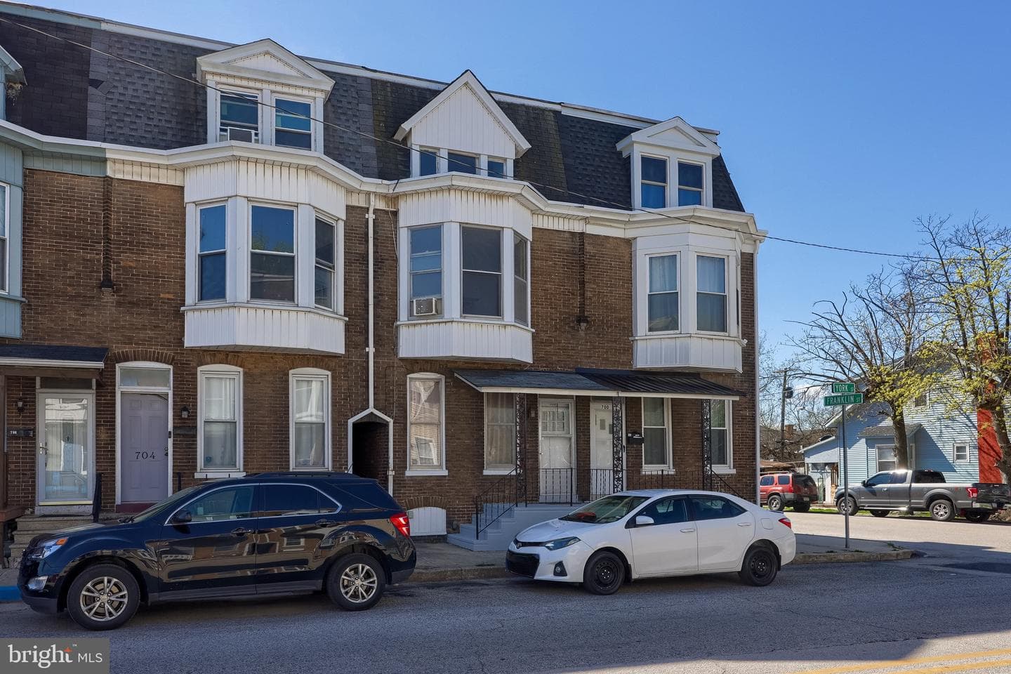 702 York Street photo 4
