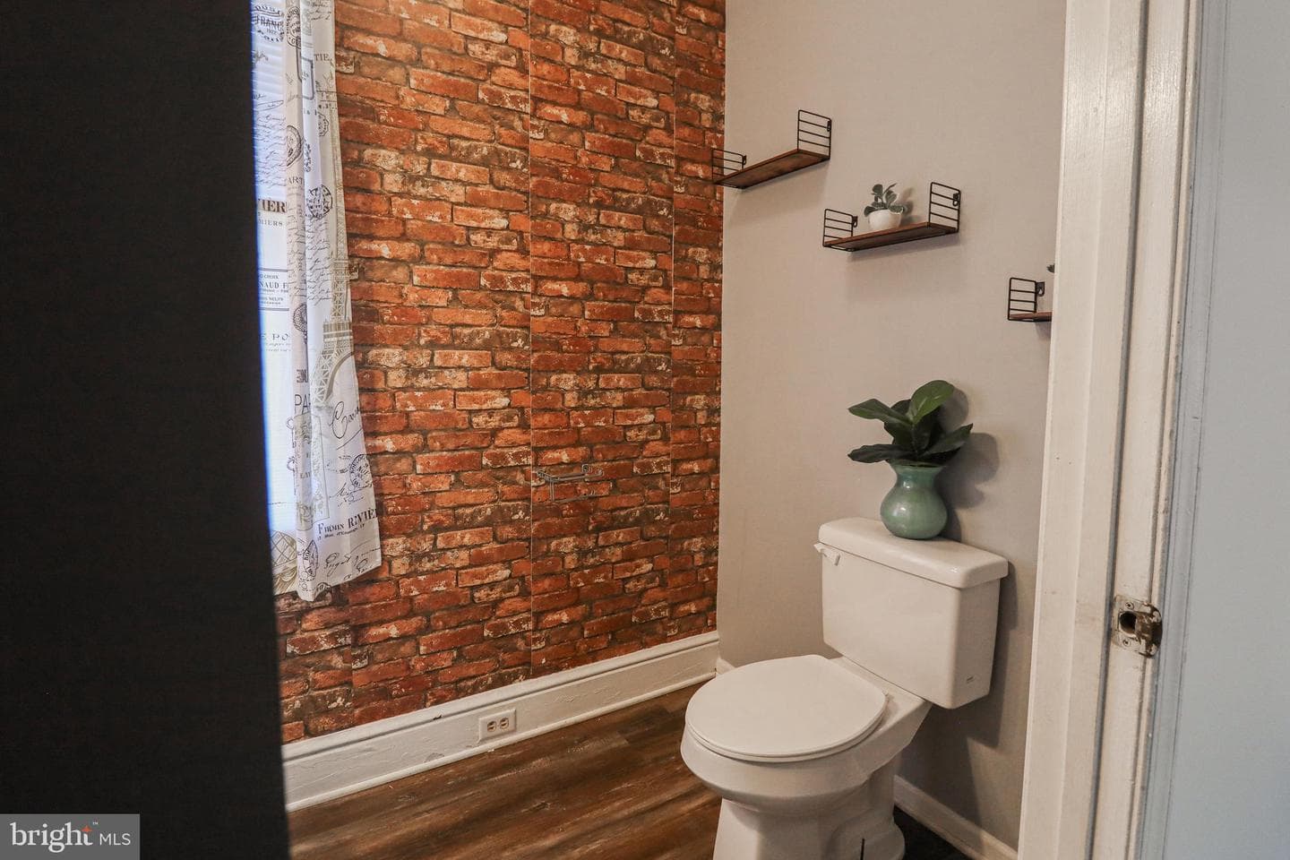 546 Smith Street photo 27