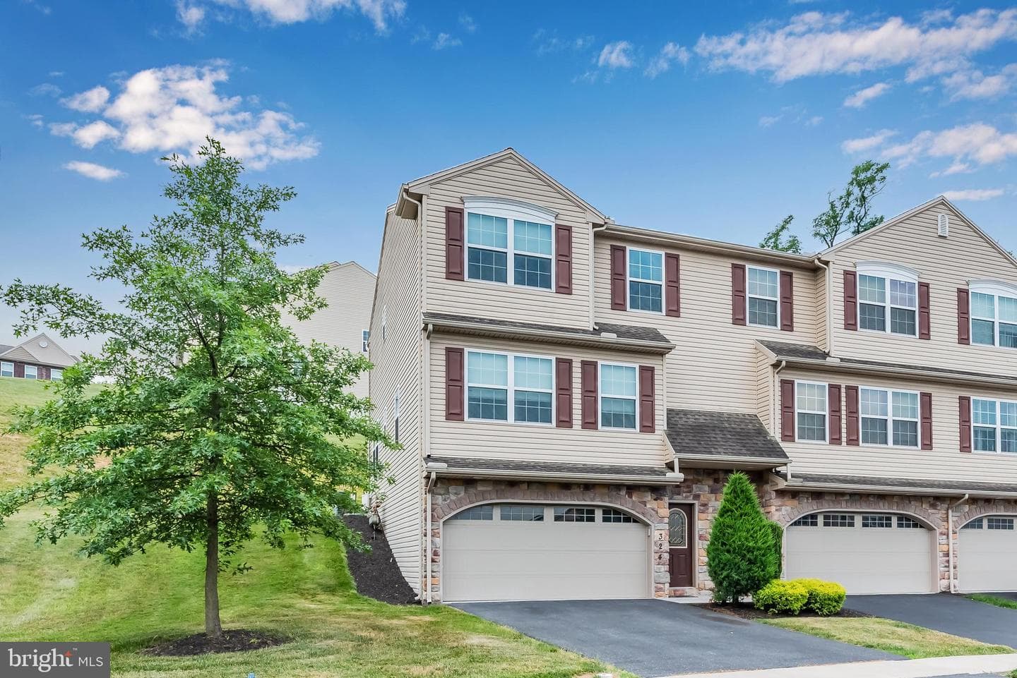 324 Weatherstone Drive photo 2
