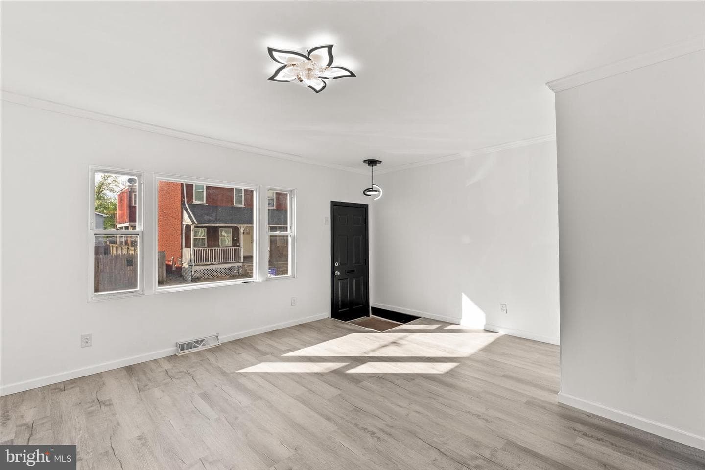 637 W College Avenue photo 4