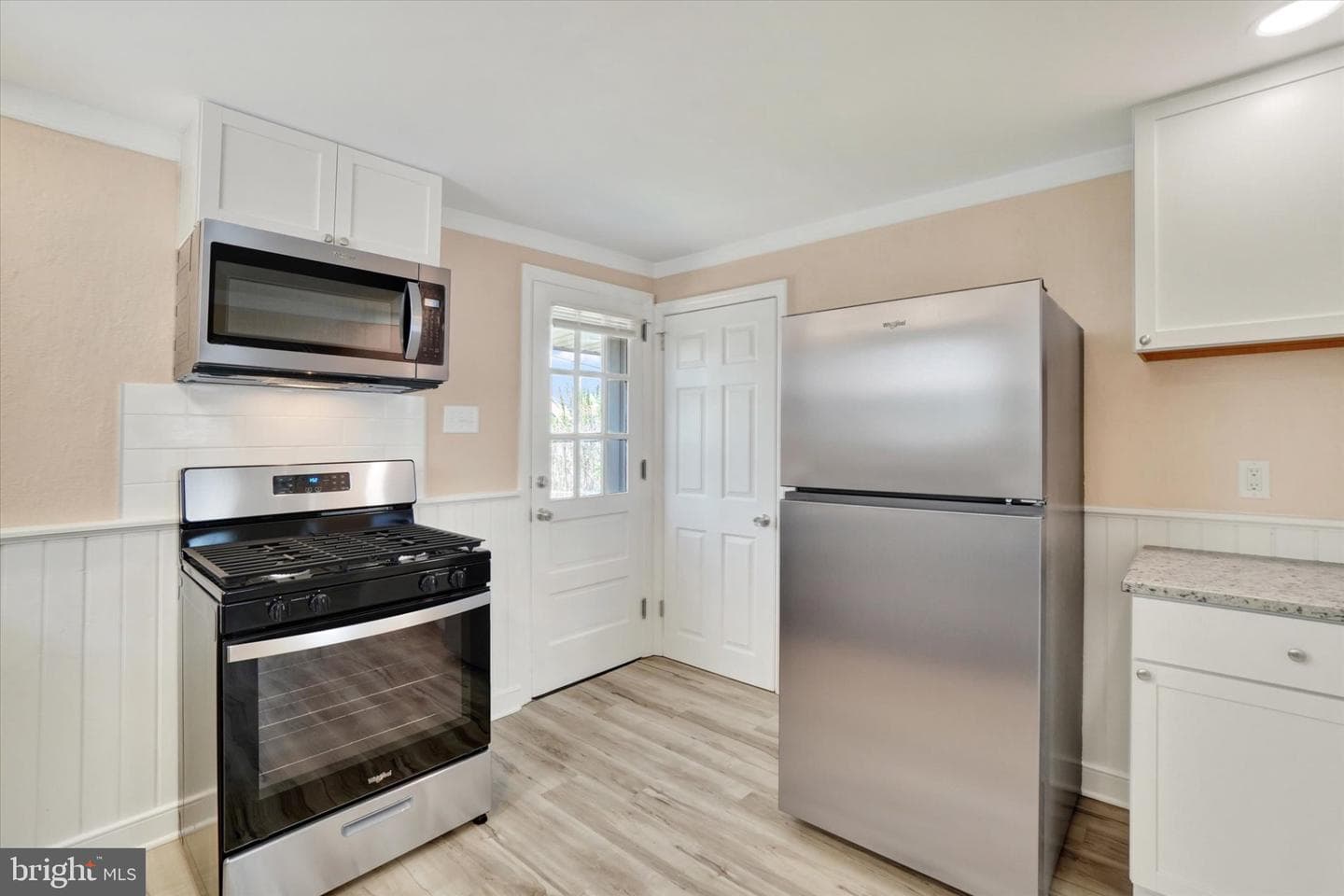 1229 W Poplar Street photo 2