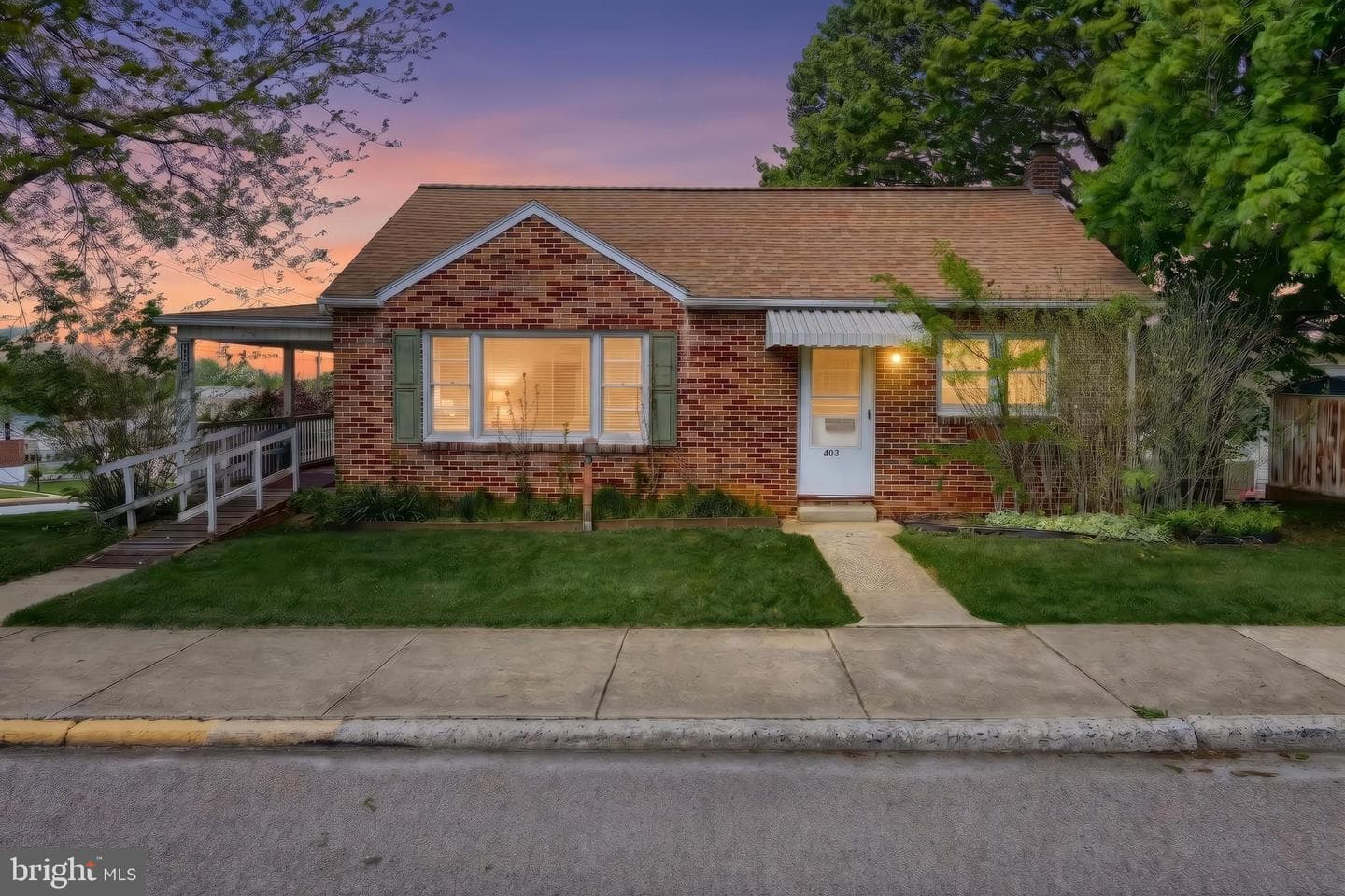 403 E Maple Street photo 2
