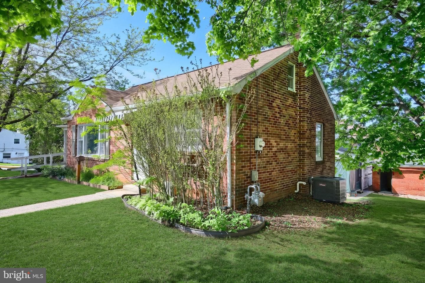 403 E Maple Street photo 6
