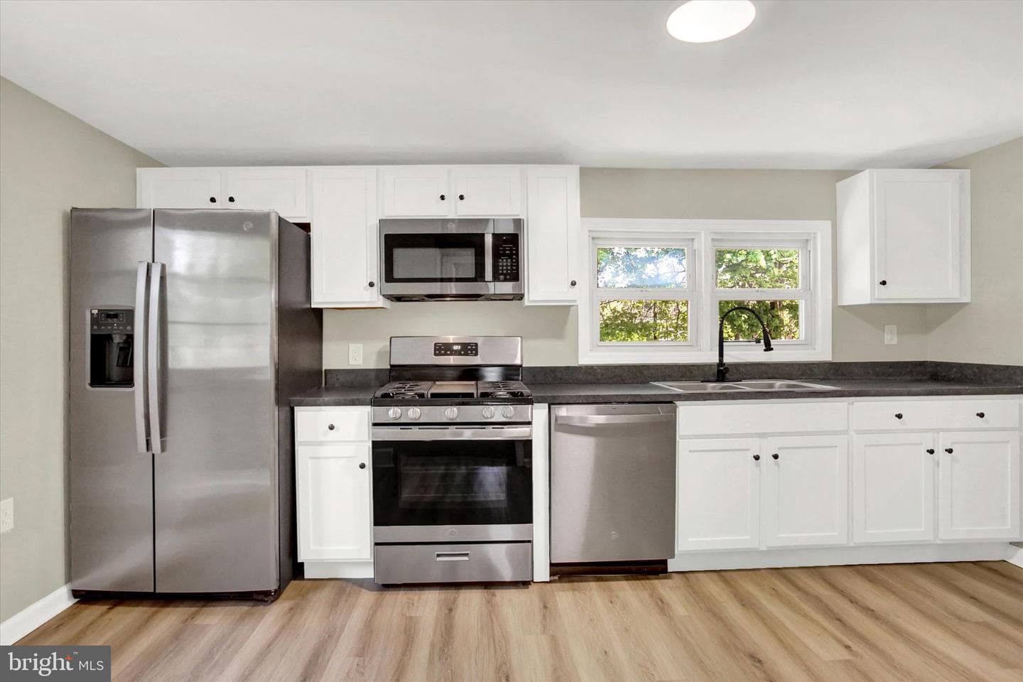 15 Pear Avenue photo 17