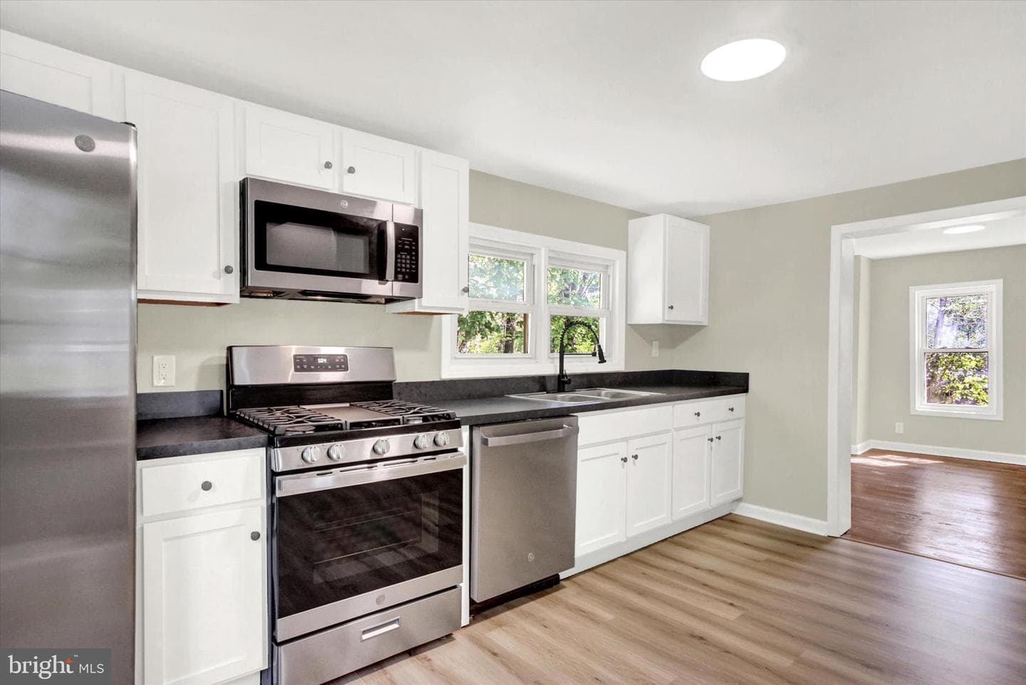 15 Pear Avenue photo 18