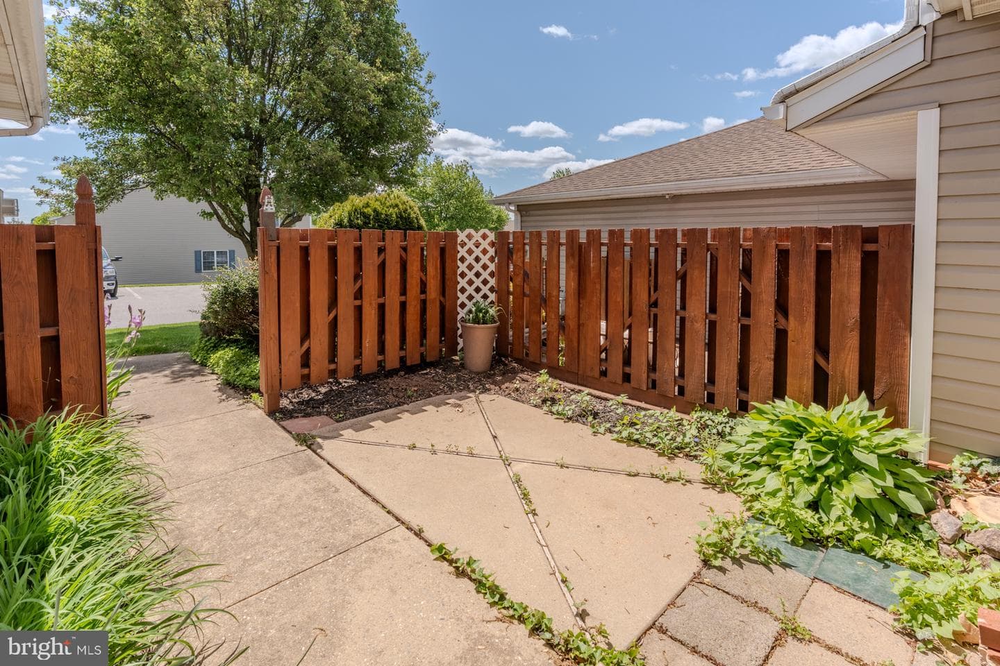 305 Stonegate Road photo 4