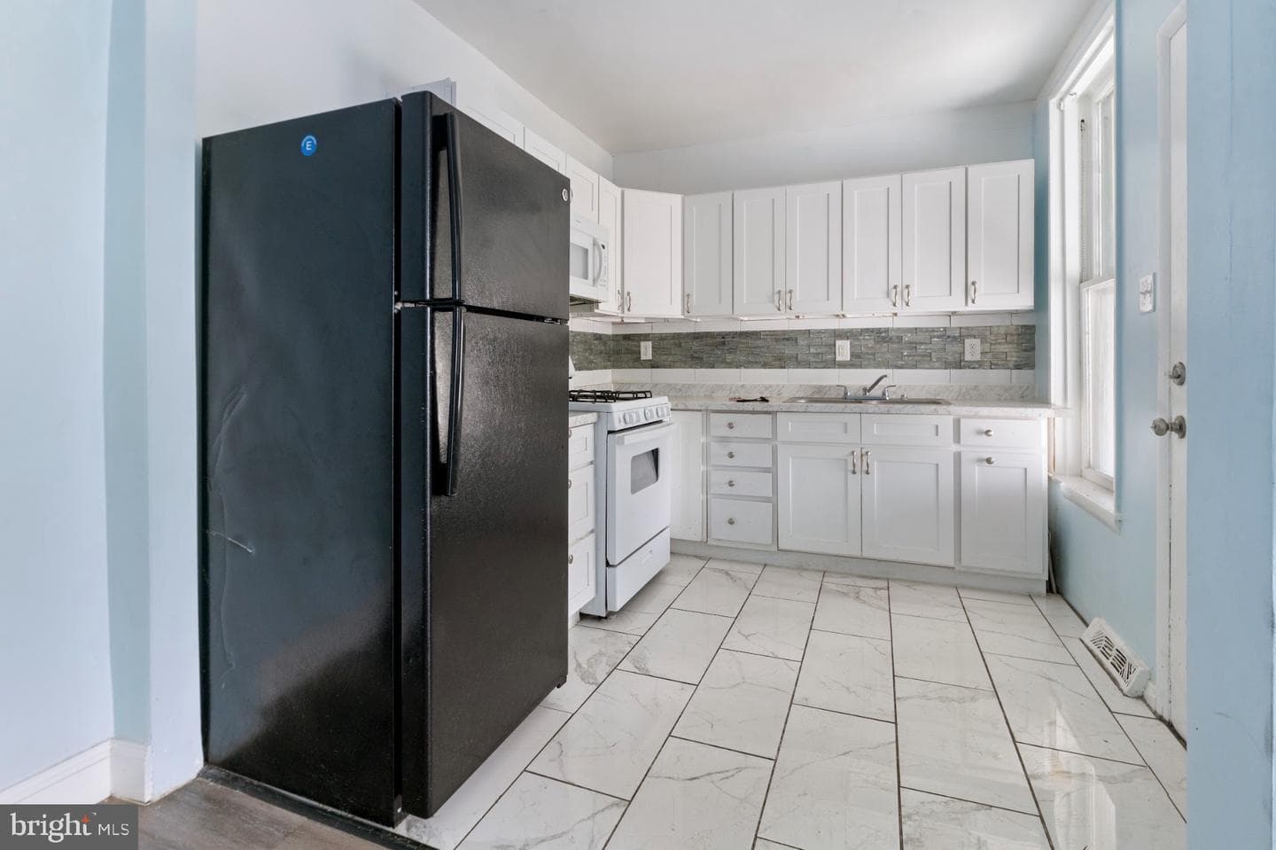 217 E King photo 3