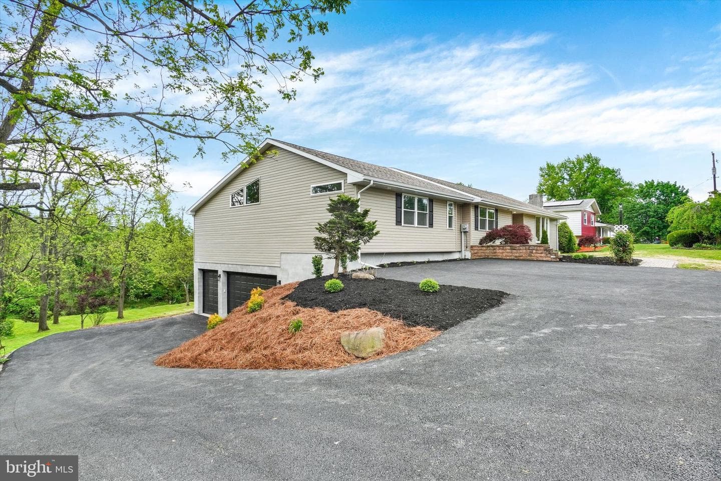 879 Graffius Road photo 2