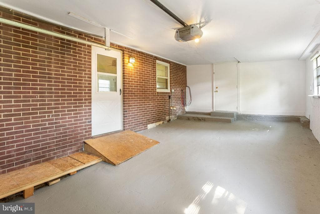 311 E Lancaster Street photo 17
