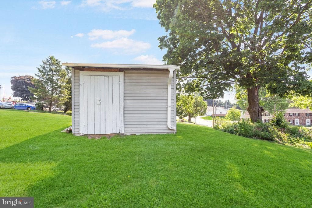 311 E Lancaster Street photo 20