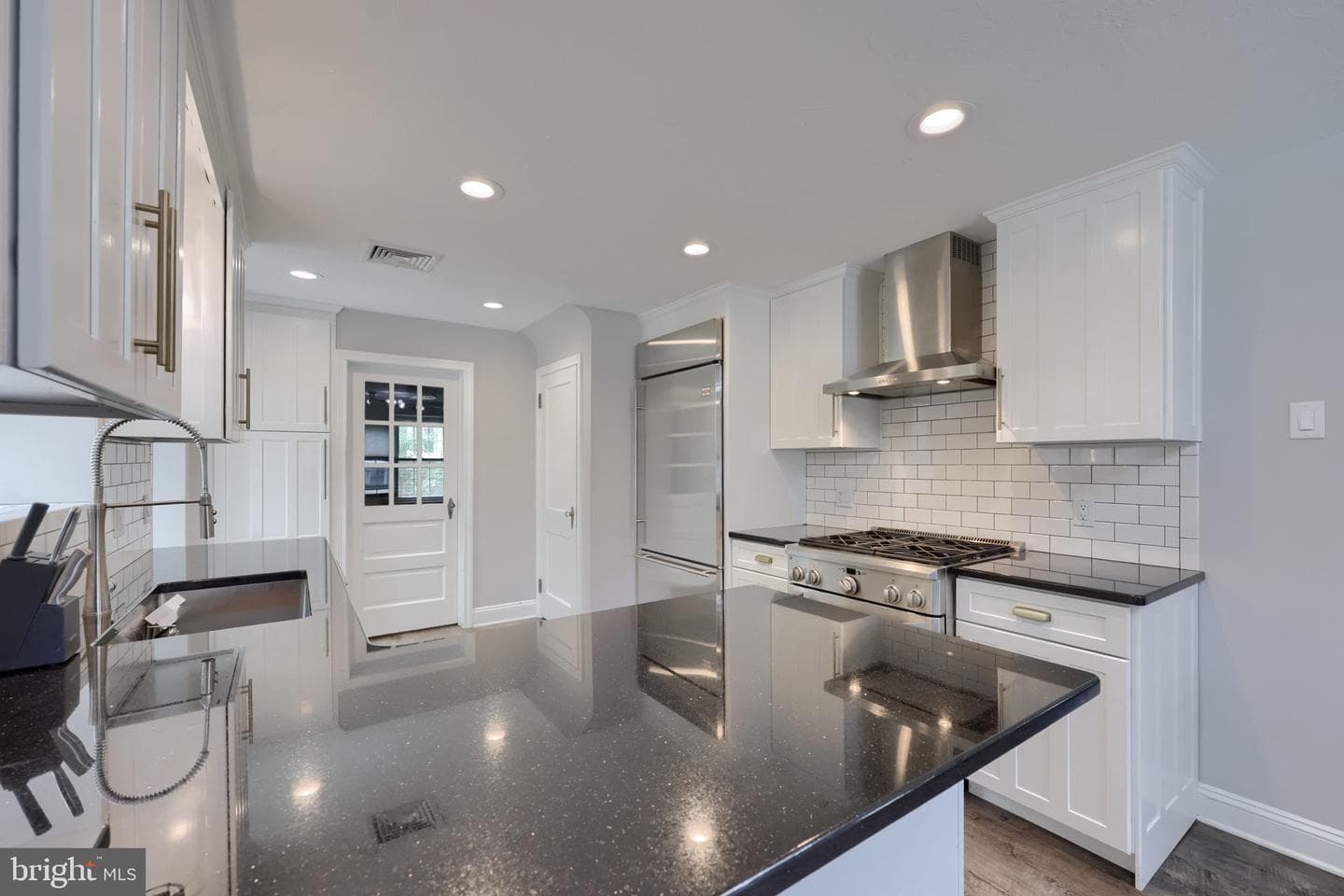 488 Hillcrest Road photo 9
