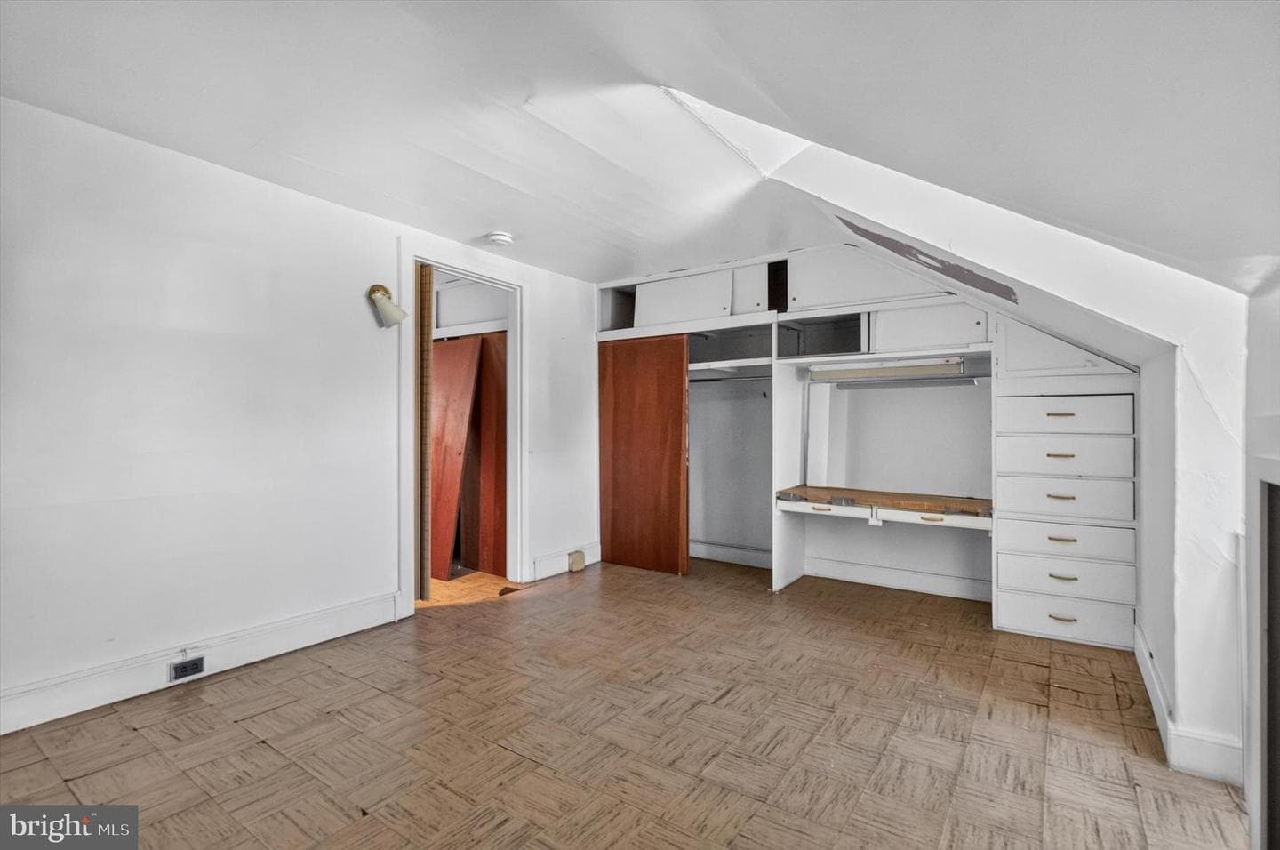 561 S Queen Street photo 23