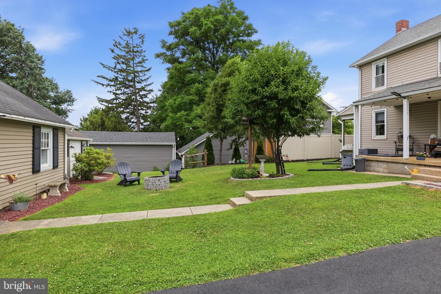 418 E Broadway photo 31