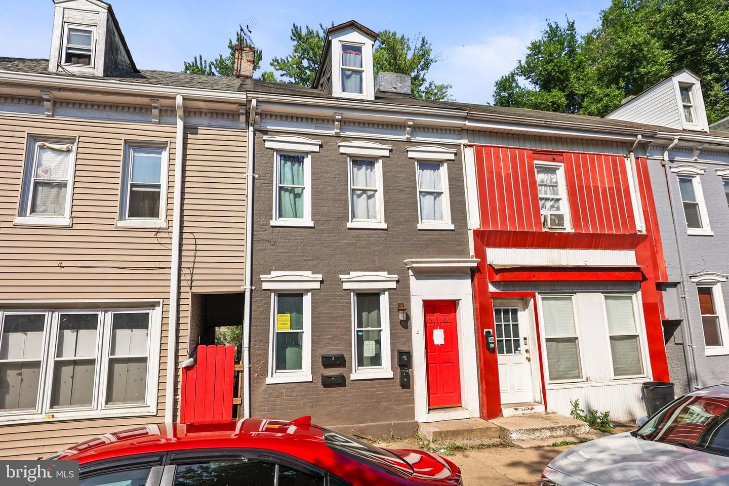 518 S Queen St photo 3
