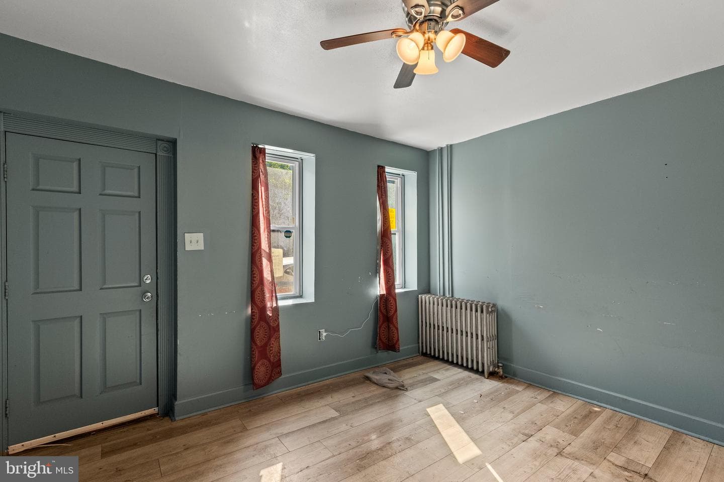 518 S Queen St photo 5