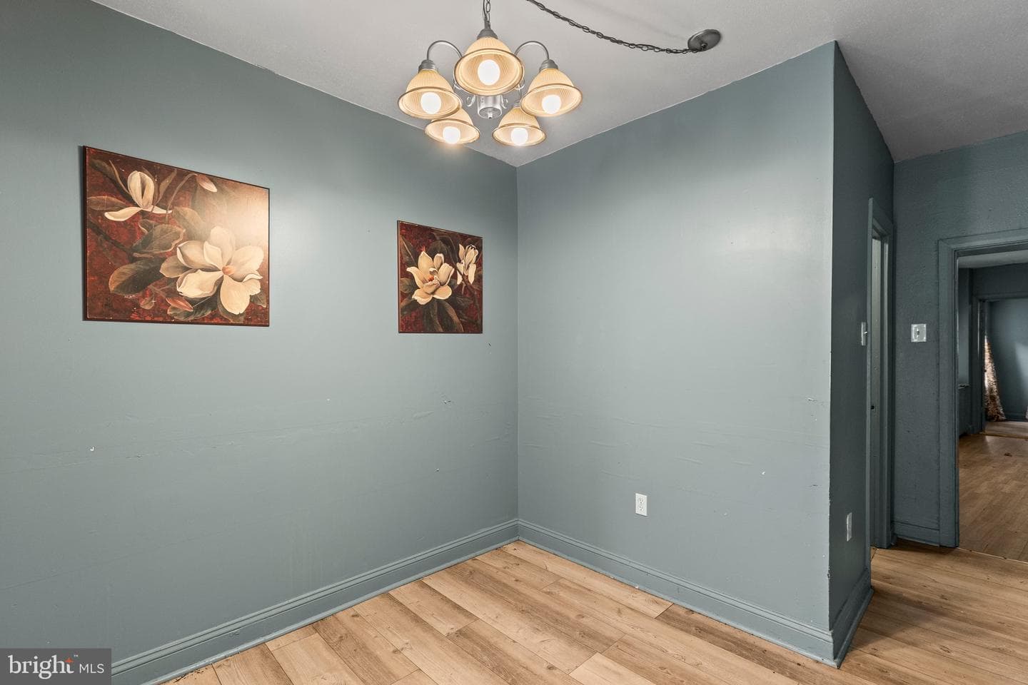 518 S Queen St photo 7