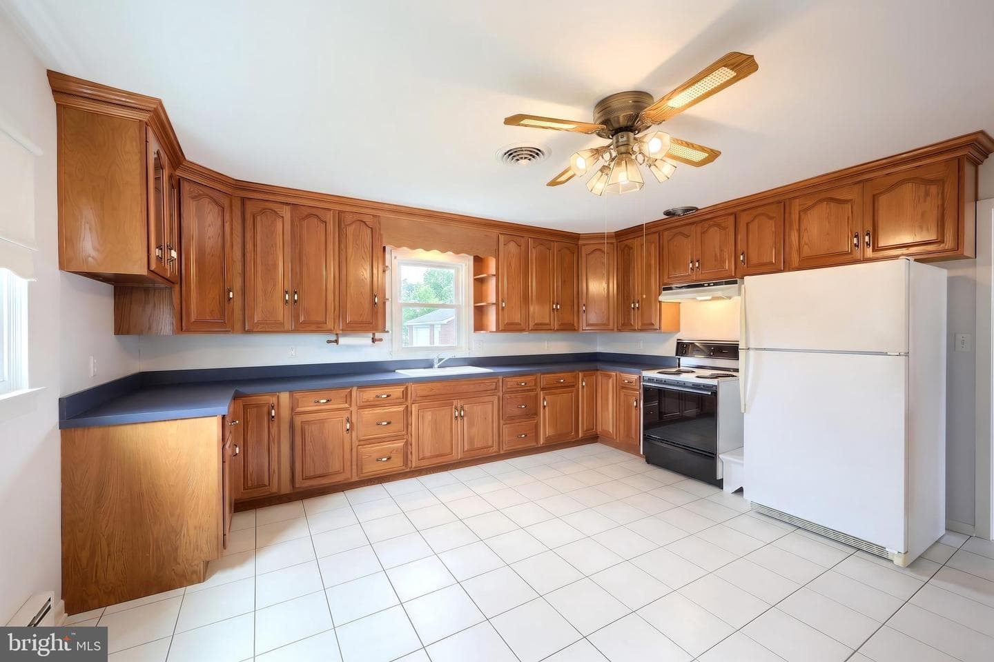 2056 Bridgeview Road photo 10