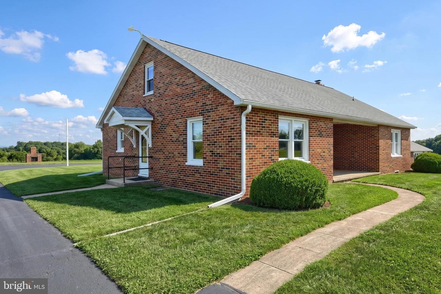 2056 Bridgeview Road photo 3
